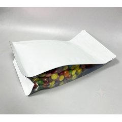 Пакет восьмишовный 13,5(+6,5)*22,5см, (белый матовый), с плоским дном, с замком (обычным), прозрачные фальцы